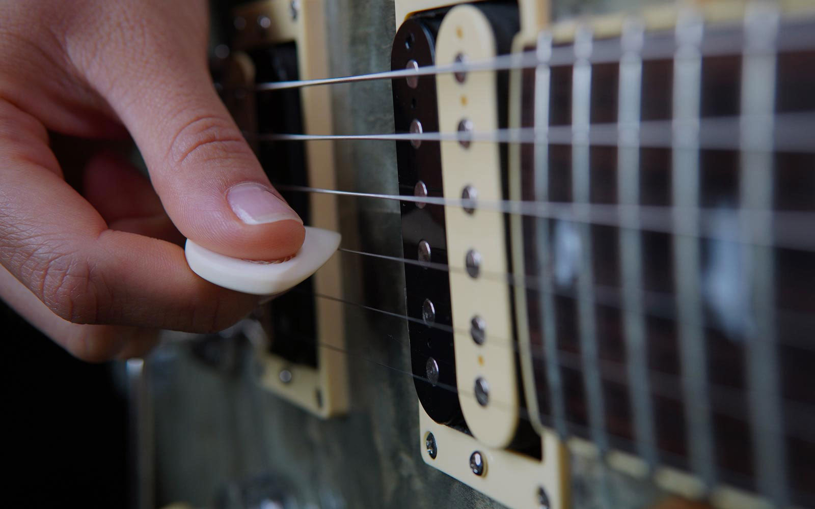 how to hold a guitar pick , hold a plectrum