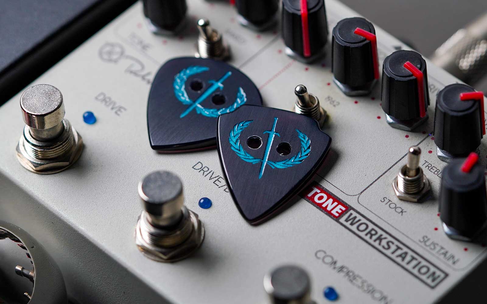 Is There A Difference In Guitar Picks, shape, size, thickness, material, plectrums, iron age