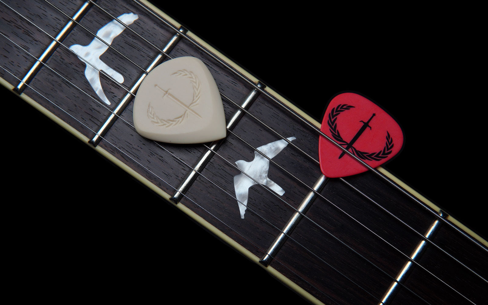 thick guitar picks vs thin, pros & cons