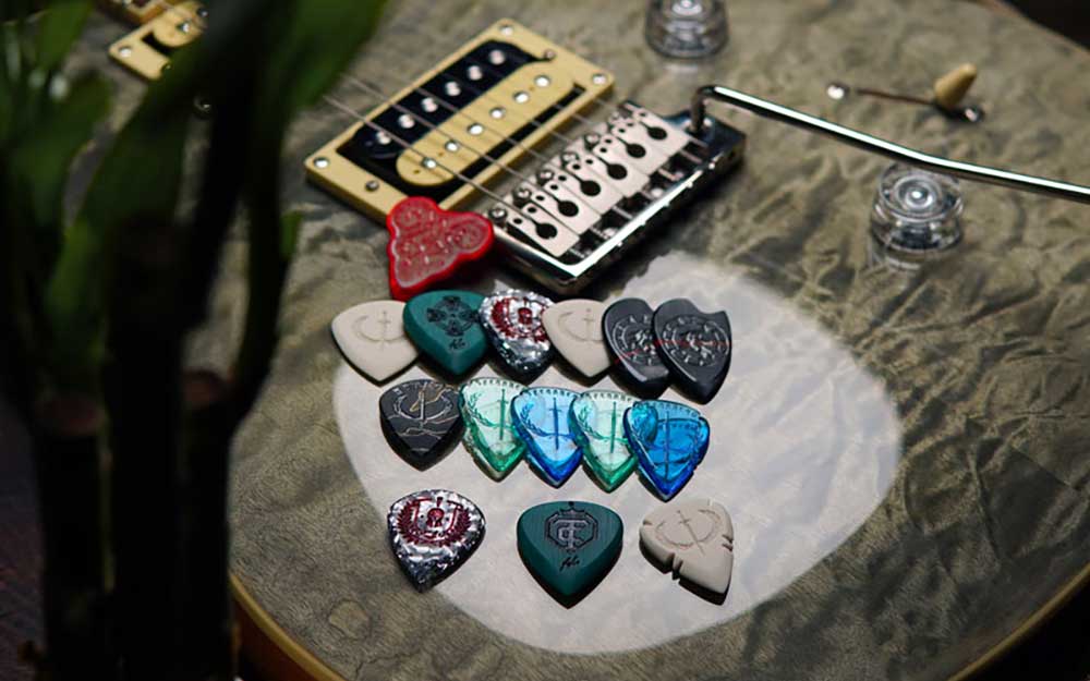 how to use guitar picks