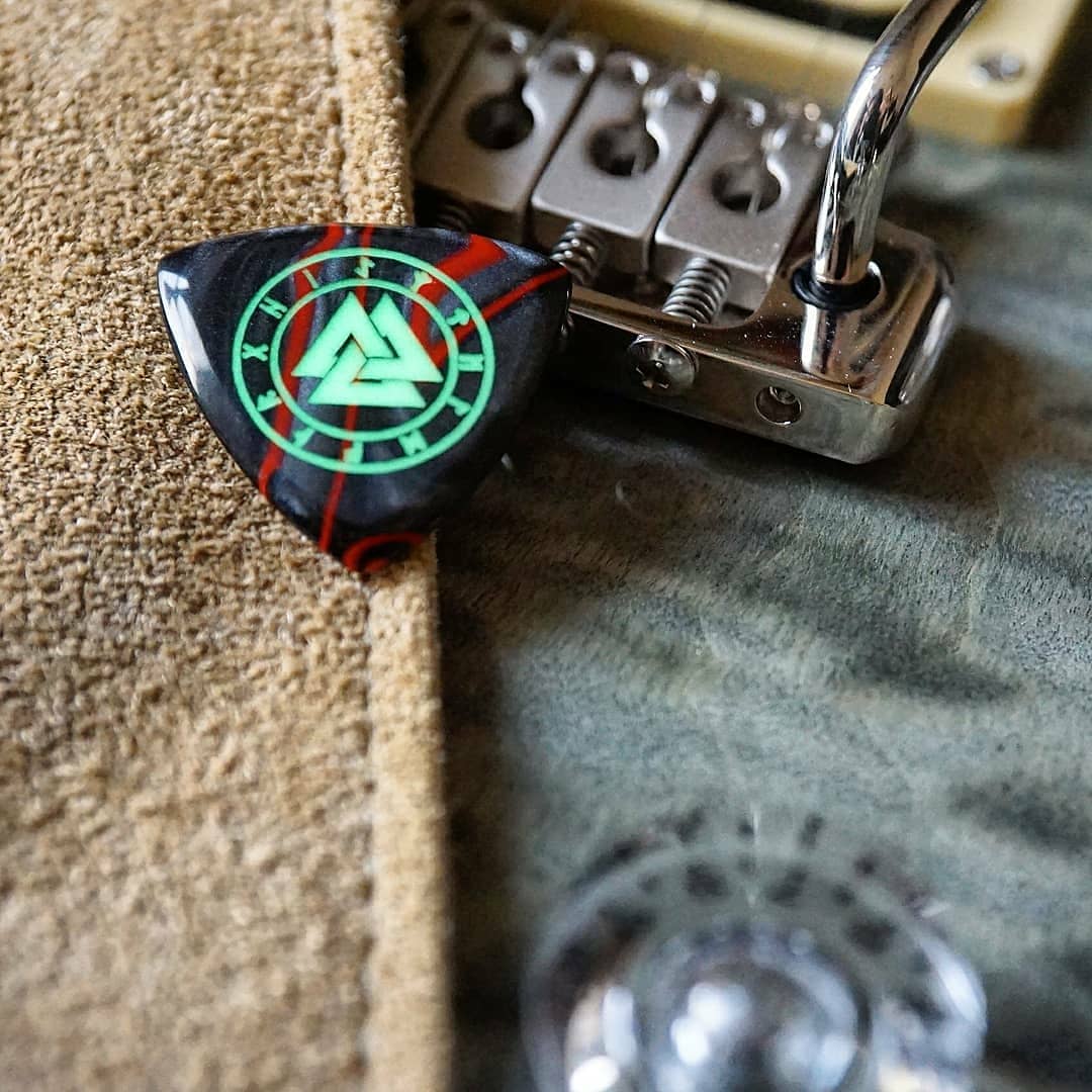 Gjallarhorn-ragnarok-norse-guitar pick-plectrum-Iron Age Guitar Accessories